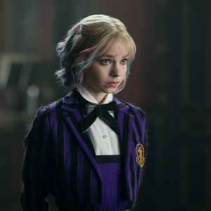 Enid se transformou em lobisomem alfa para proteger Wandinha no fim da segunda temporada, e segundo criadores terá uma 'jornada difícil'