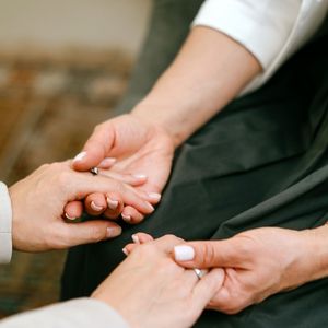 ‘O luto perinatal não é apenas sobre a morte do bebê, mas sobre o vínculo e os planos interrompidos’, explica a psicóloga perinatal Rafaela Schiavo