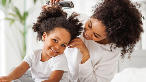 'Quando o cabelo texturizado é desembaraçado corretamente, ele seca mais alinhado, com menos frizz e melhor formação dos cachos', explica o hairstylist.