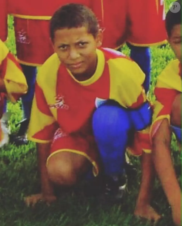 Aos 11 anos, Richarlison começou a vender picolés para ajudar a mãe, Vera Lucia, a colocar comida na mesa. Durante as férias escolares, ele acordava às 6h, pegava o carrinho no centro da cidade e percorria as ruas oferecendo os produtos aos moradores