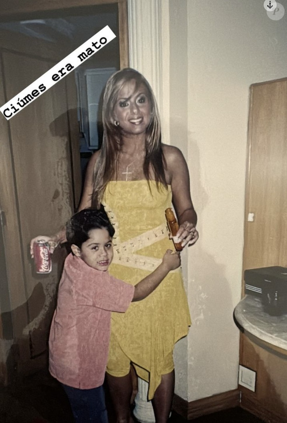 Durante a conversa, a influenciadora relembrou o episódio em que o marido, o cantor Leonardo, conheceu um adolescente de 15 anos em Ilhéus, na Bahia, há cerca de 17 anos, e o levou para Goiânia para “brincar” com o filho do casal, Zé Felipe.