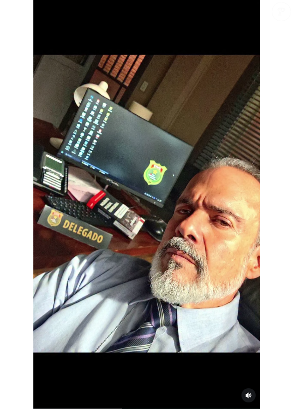 Delegado Jairo atua na delegacia onde trabalham investigador Paulinho Reitz (Romulo Estrela) e sua estagiária Juquinha (Gabriela Medvedovski)