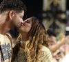 Carnaval 2026 com beijo de Viviane Araújo no marido, Guilherme Militão, ao conferir o desfile das escolas de samba da Série Ouro