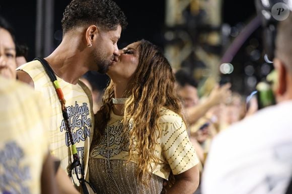 Carnaval 2026 com beijo de Viviane Araújo no marido, Guilherme Militão, ao conferir o desfile das escolas de samba da Série Ouro