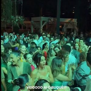 Bruna Marquezine se aglomerou para pegar o buquê