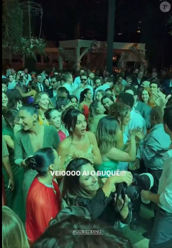 Bruna Marquezine se aglomerou para pegar o buquê