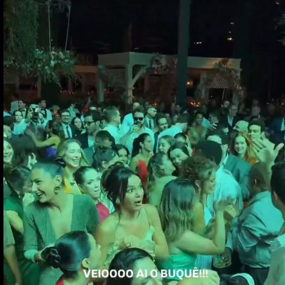 Bruna Marquezine se aglomerou para pegar o buquê