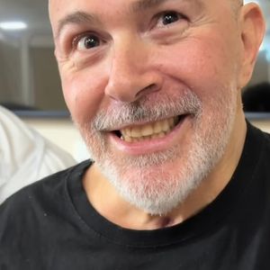 Mingau, do Ultraje a Rigor, emocionou a web ao sorrir em recuperação após tiro na cabeça