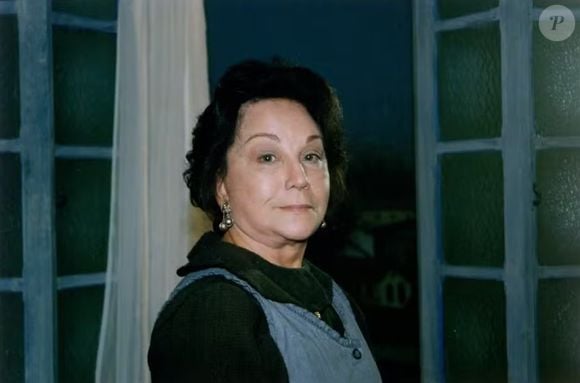 Dolores (Lolita Rodrigues) tenta amenizar a dor de Hortência com a morte de Hernandez