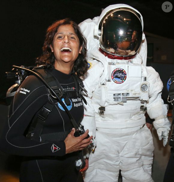 2015: aos 49 anos, a astronauta Suni Williams posa ao lado de um traje de astronauta em Boston, nos EUA