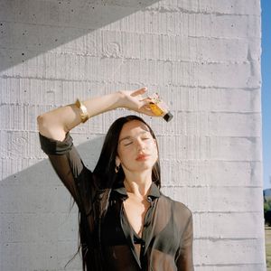 Adoro estar perfumada e sentir o cheirinho me acompanhando ao longo do dia, mas confesso que fujo de aromas fortes demais, daqueles que acabam enjoando e até dando dor de cabeça