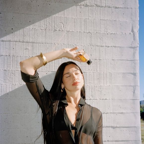 Adoro estar perfumada e sentir o cheirinho me acompanhando ao longo do dia, mas confesso que fujo de aromas fortes demais, daqueles que acabam enjoando e até dando dor de cabeça