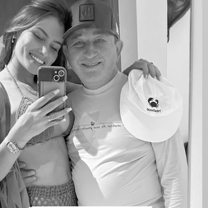 Amado Batista e Calita Franciele estão em lua de mel e modelo tem compartilhado fotos com o sertanejo