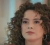 Na novela 'Força de Mulher', Sirin recebe a caixa com o presente de Nezin para Bahar.
