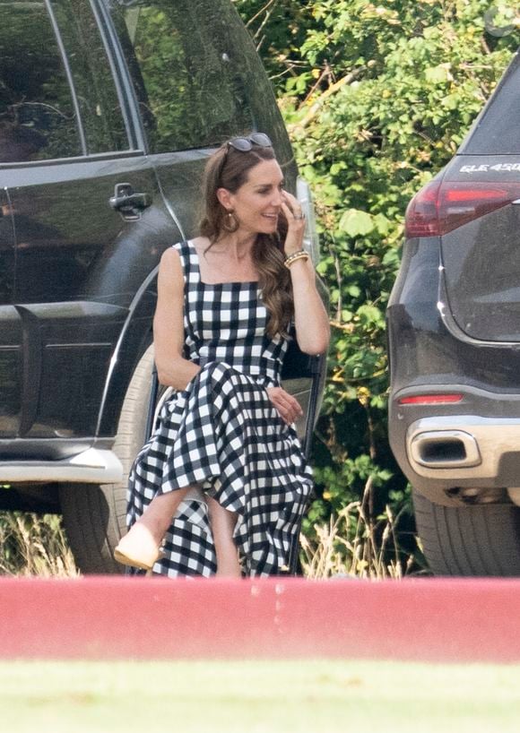 Vogue destaca pulseira feita pela princesa Charlotte como o acessório mais especial usado por Kate Middleton