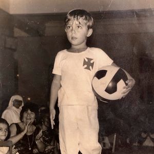 Foto de Milton Cunha criança: nascido no Pará, comentarista de carnaval da Globo chegou ao Rio nos anos 1980