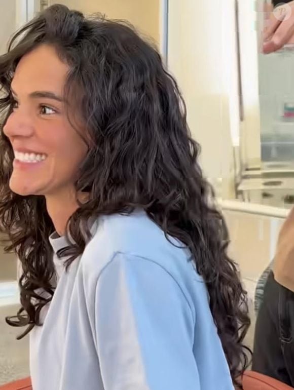 De acordo com a visagista e terapeuta capilar Mari Borges, a escolha da atriz reflete exatamente o desejo de muitas mulheres neste momento. “A Bruna apareceu com um novo corte e ele tem tudo a ver com o que mais vem sendo pedido no salão ultimamente. O famoso butterfly haircut”, afirma a especialista.