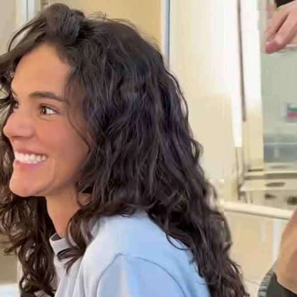 De acordo com a visagista e terapeuta capilar Mari Borges, a escolha da atriz reflete exatamente o desejo de muitas mulheres neste momento. “A Bruna apareceu com um novo corte e ele tem tudo a ver com o que mais vem sendo pedido no salão ultimamente. O famoso butterfly haircut”, afirma a especialista.