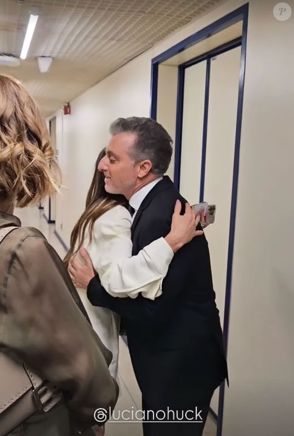 Luciano Huck recebeu as filhas de Silvio Santos nos bastidores da TV Globo