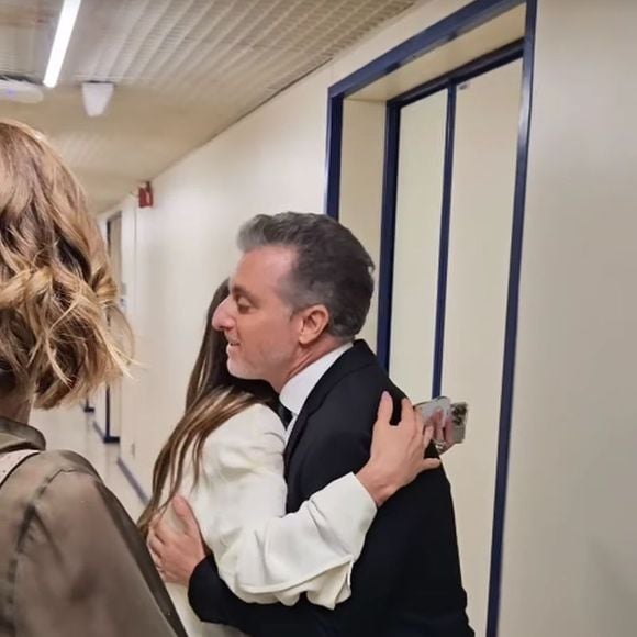 Luciano Huck recebeu as filhas de Silvio Santos nos bastidores da TV Globo