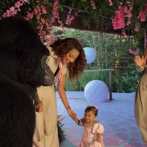 Filha de Ludmilla e Brunna Gonçalves, Zuri se encantou pela decoração da festa