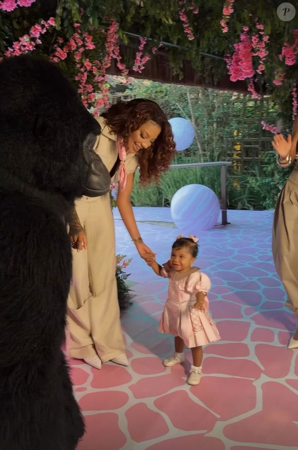 Filha de Ludmilla e Brunna Gonçalves, Zuri se encantou pela decoração da festa