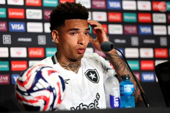 Primeiro, o internauta com o @proschayvympel acertou a vitória por 1 a 0 do Botafogo sobre o PSG, que foi histórica, inesperada e gerou repercussão mundial.