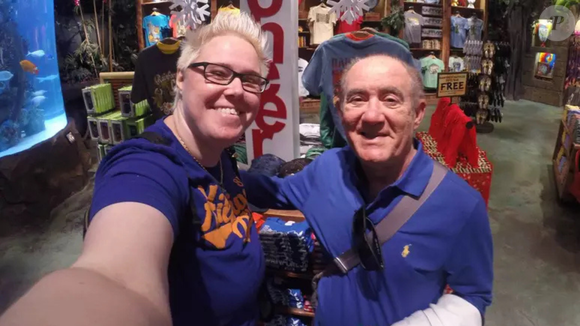 Filha de Renato Aragão é acusada de manter contato apenas através de notificações jurídicas, e-mails com tom de chantagem e conteúdos publicados na internet