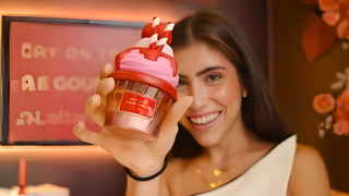 Minha sobrinha ficou louca com a embalagem do meu perfume árabe. Só os 6 frascos de sobremesa deixa qualquer ovo de Páscoa no chinelo