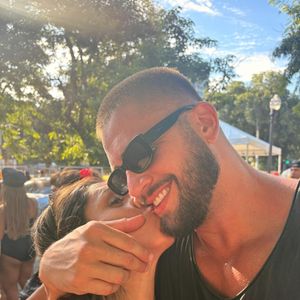 Hoje aos 37 anos, Rodrigo Godoy atualmente namora a musa fitness carioca Rhuana Rodrigues, também de 37 anos