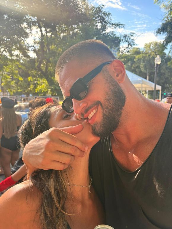 Hoje aos 37 anos, Rodrigo Godoy atualmente namora a musa fitness carioca Rhuana Rodrigues, também de 37 anos