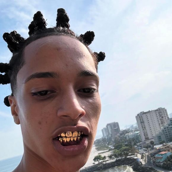 Oruam é filho de Marcinho VP, um dos líderes do Comando Vermelho, facção criminosa do Rio de Janeiro. Seu pai cumpre pena de 37 anos por crimes como tráfico de drogas e homicídio.