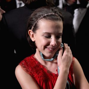Millie Bobby Brown na pré-adolescência: atriz mirim, com fios curtos, adorava acessórios de cabelo