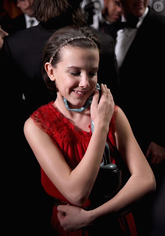 Millie Bobby Brown na pré-adolescência: atriz mirim, com fios curtos, adorava acessórios de cabelo