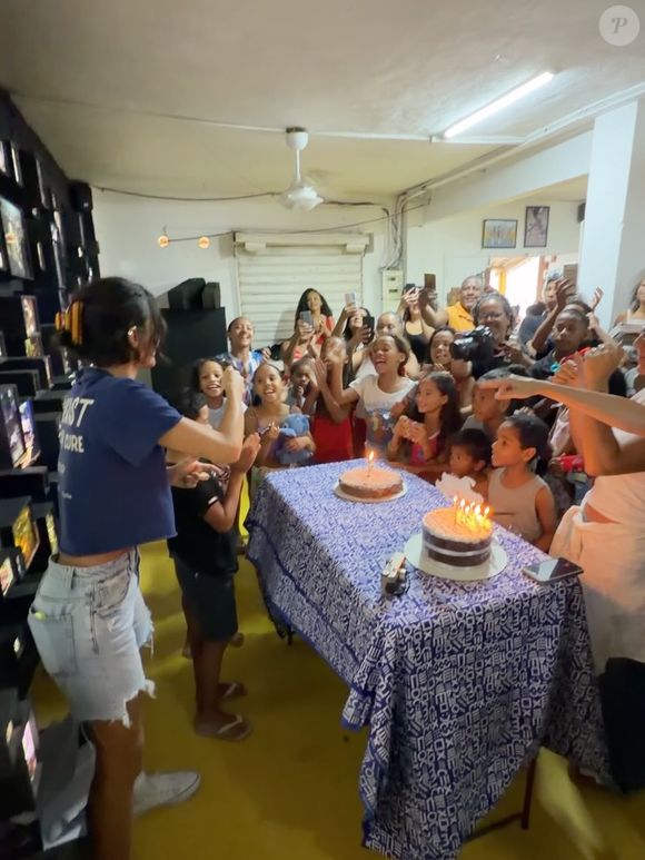 Bruna Marquezine comemorou os 31 anos em uma ação social na Casa Amarela Providência. Shawn Mendes registrou o momento, se declarou à atriz e agradeceu o trabalho da instituição