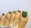 Unha dos pés com esmalte verde deixa uma sensação fashionista e estilosa na esmaltação do pé no Outono 2026
