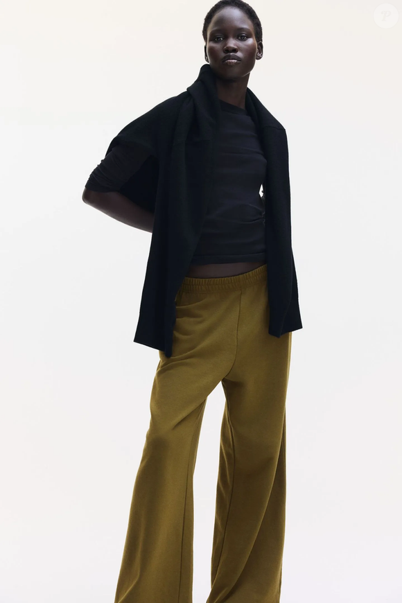 O corte folgado e o tecido leve fazem deste modelo uma escolha perfeita para quem busca praticidade sem abrir mão do estilo. A peça pode ser encontrada por R$ 109,90 no e-commerce oficial da H&M