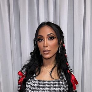 Dayanne Bezerra rebate críticas sobre comportamento: “Como vocês falam merda sem saber o que acontece de verdade? Vocês não estão em uma visita, não sabem o que é virar noites, chegar lá querendo morrer por dentro e, mesmo assim, precisar ser forte para ela”, desabafou Dayanne.