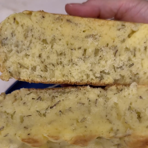 O pão fica macio e delicioso. O melhor de tudo é que essa receita não leva glúten
