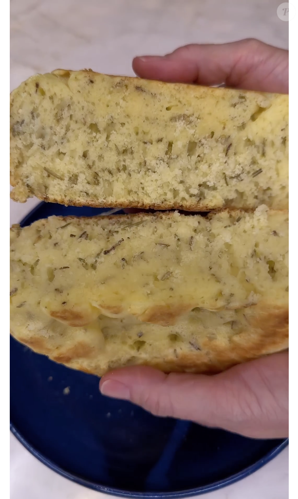 O pão fica macio e delicioso. O melhor de tudo é que essa receita não leva glúten