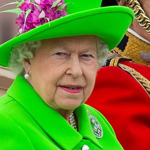 Segundo Robert Hardman, Rainha Elizabeth II respondeu com ironia após um alto funcionário da corte recusar um convite para passar um fim de semana em Balmoral: 'Bem, então não vou convidar você de novo'