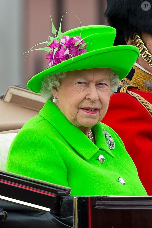 Segundo Robert Hardman, Rainha Elizabeth II respondeu com ironia após um alto funcionário da corte recusar um convite para passar um fim de semana em Balmoral: 'Bem, então não vou convidar você de novo'