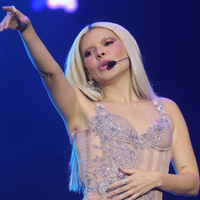 ‘Presença de palco zero’ e ‘vergonha alheia’: Duda Beat é DETONADA após show no The Town 2025 com participação de Renato Góes