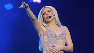 ‘Presença de palco zero’ e ‘vergonha alheia’: Duda Beat é DETONADA após show no The Town 2025 com participação de Renato Góes