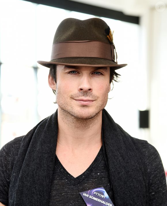 O charme misterioso de Ian Somerhalder combina perfeitamente com a proposta do Azzaro Pour Homme: elegante, sedutor e com aquela aura impossível de passar despercebida