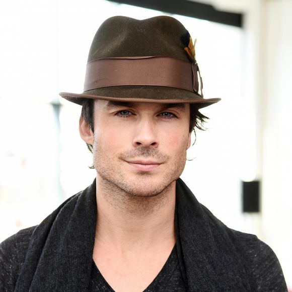 O charme misterioso de Ian Somerhalder combina perfeitamente com a proposta do Azzaro Pour Homme: elegante, sedutor e com aquela aura impossível de passar despercebida