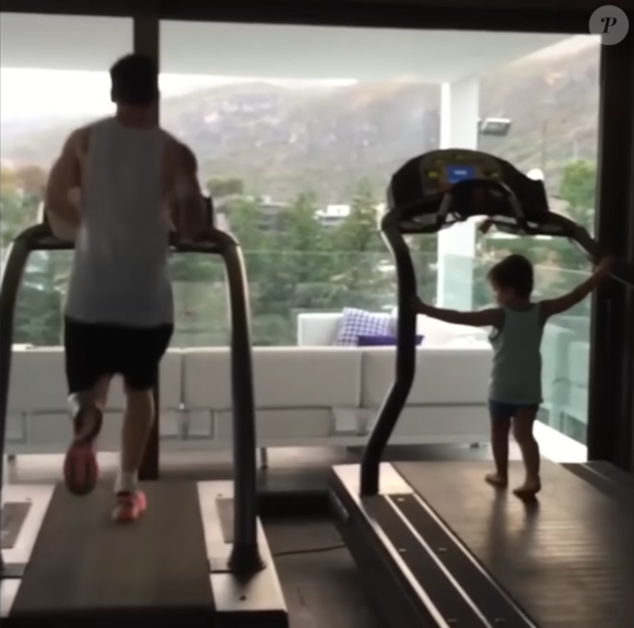 Sempre em forma, Messi construiu uma academia particular em sua mansão, onde se exercita sozinho e com os filhos