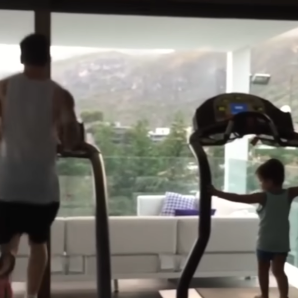 Sempre em forma, Messi construiu uma academia particular em sua mansão, onde se exercita sozinho e com os filhos
