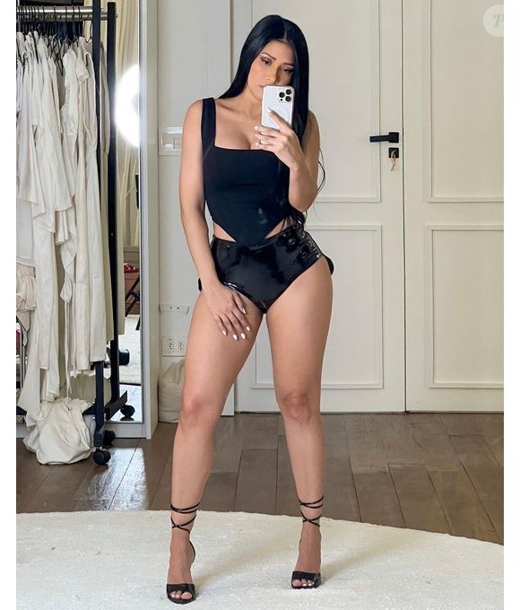 Simaria exibiu o corpão com um body justo preto e uma hot pants em vinil em uma foto postada no X, antigo Twitter