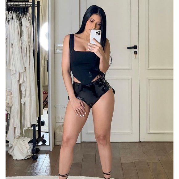 Simaria exibiu o corpão com um body justo preto e uma hot pants em vinil em uma foto postada no X, antigo Twitter